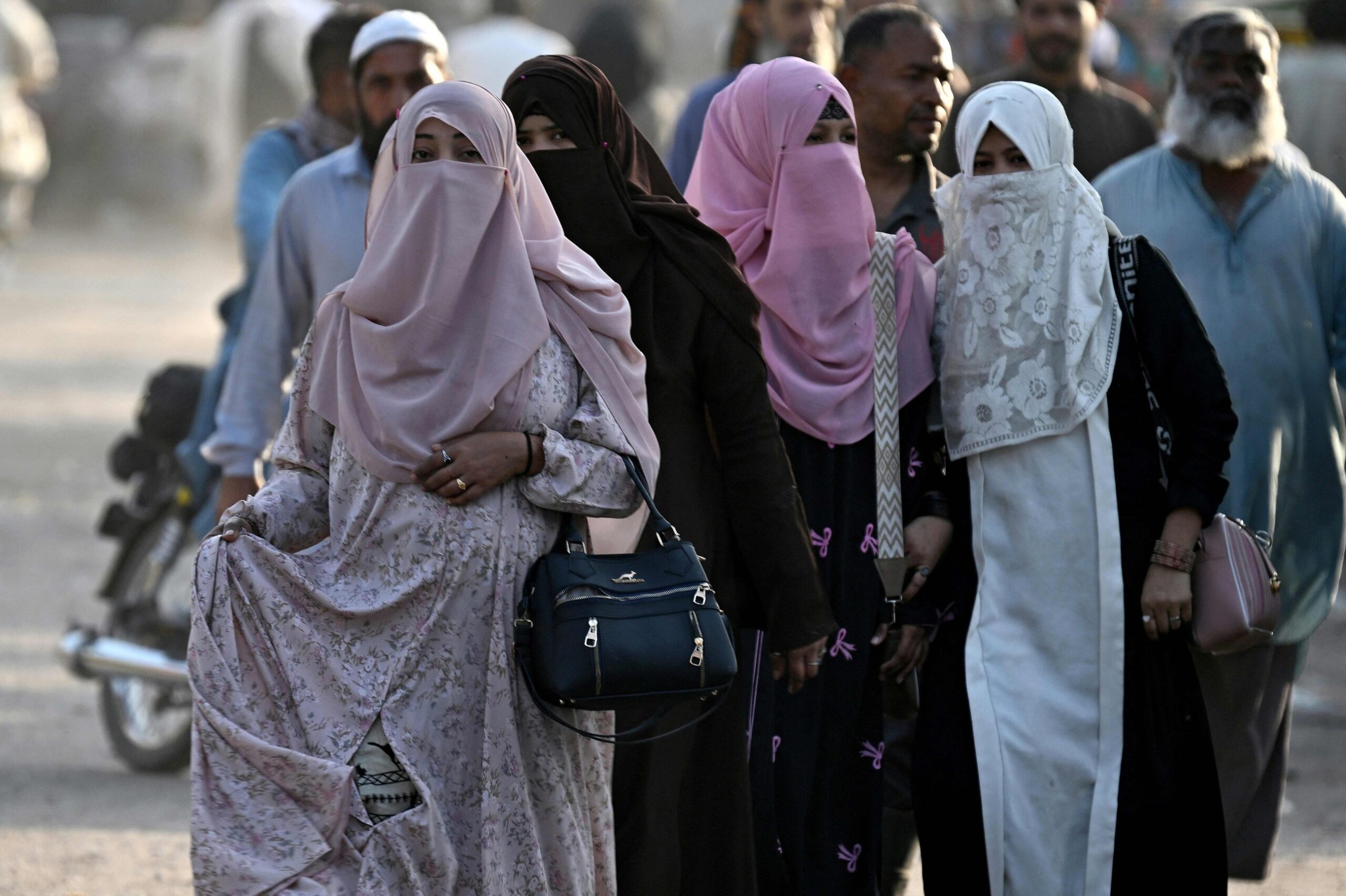 ‘I will go:’ Bengalis living in Pakistan optimistic for f…