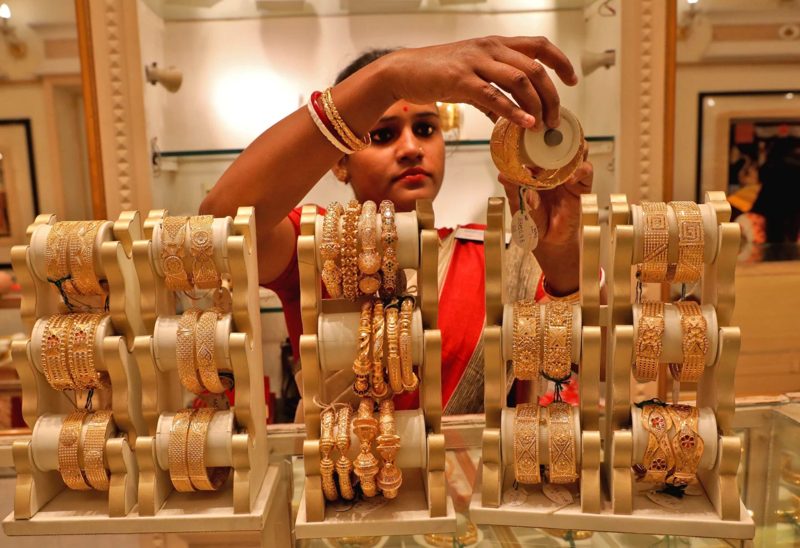 Gold prices rose for a fifth consecutive session