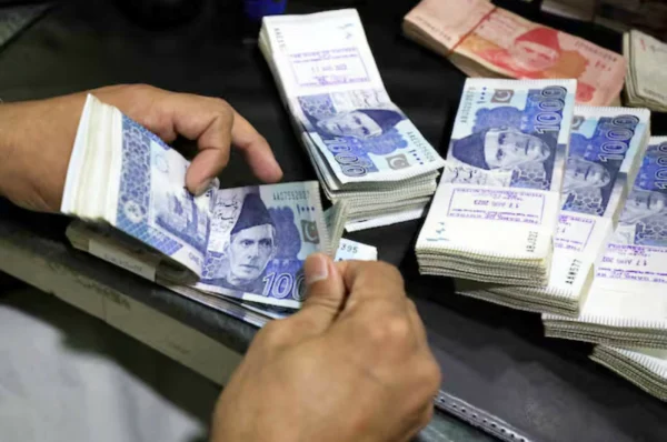 UAE-based Pakistanis send $696 million remittances