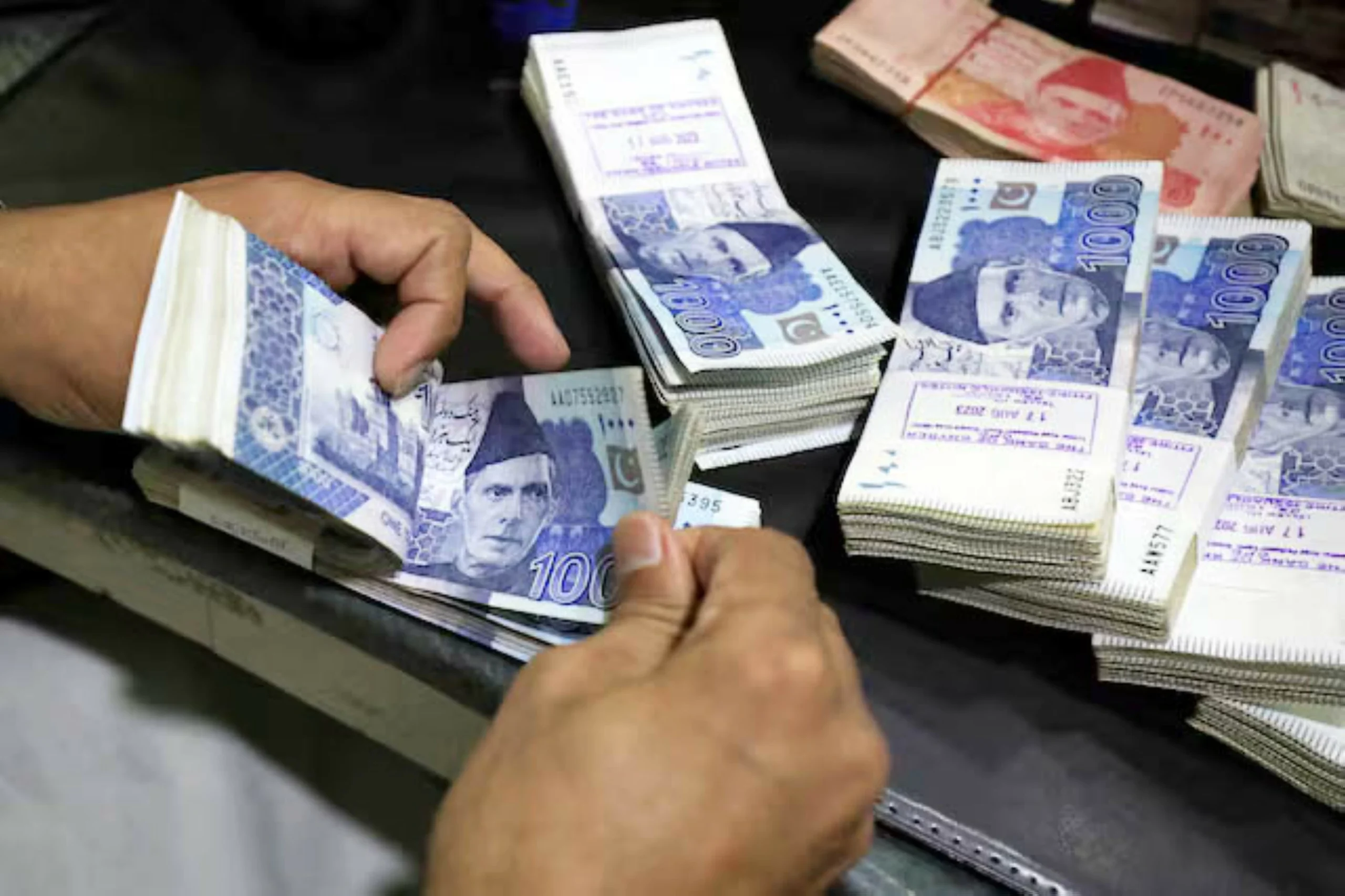 UAE-based Pakistanis send $696 million remittances