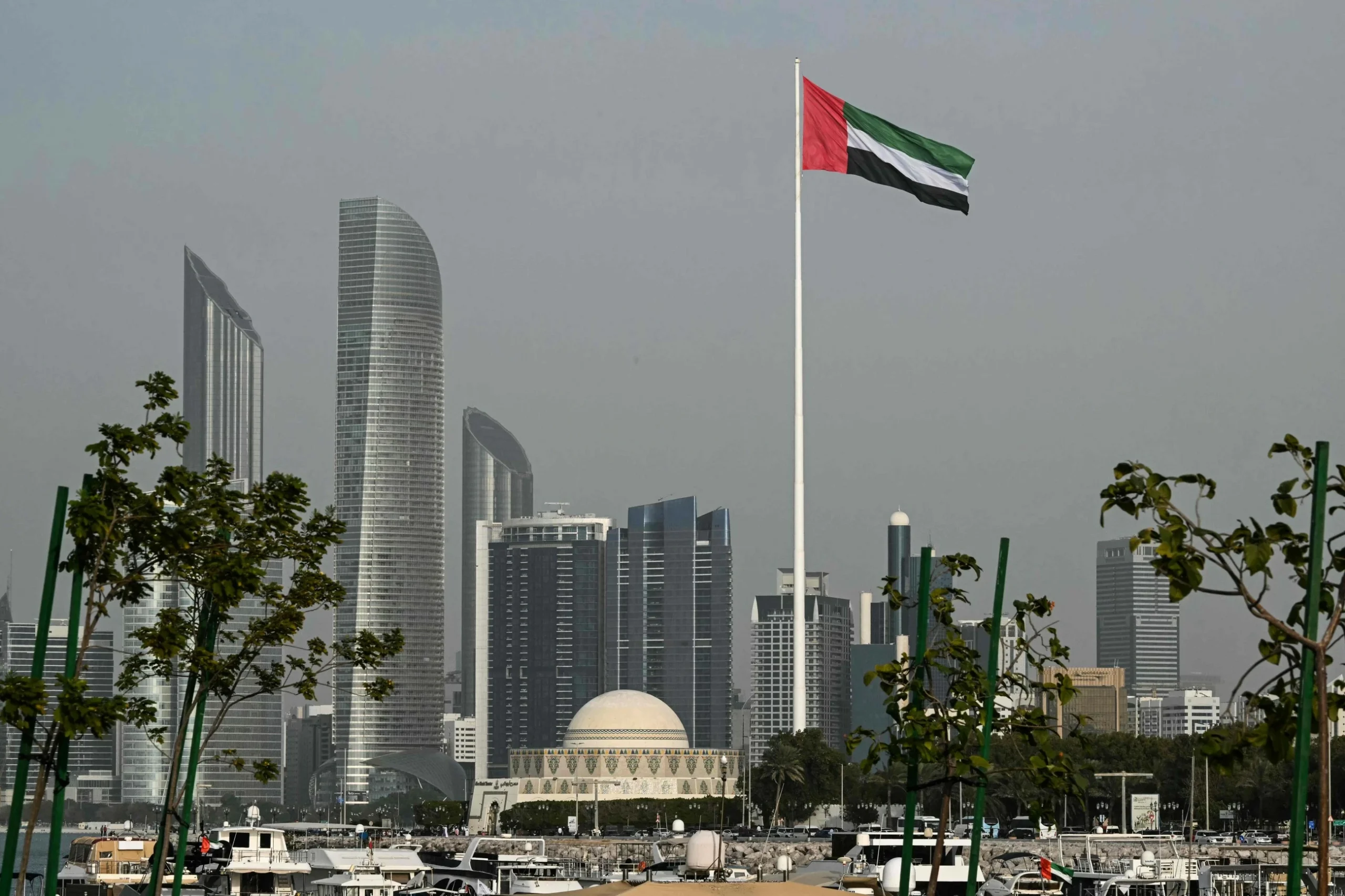 Abu Dhabi authorities respond to incident involving falli…