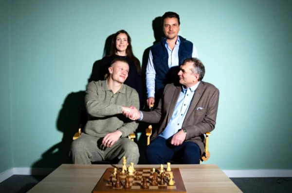 Erling Haaland, Morten Borge and others pose for a picture