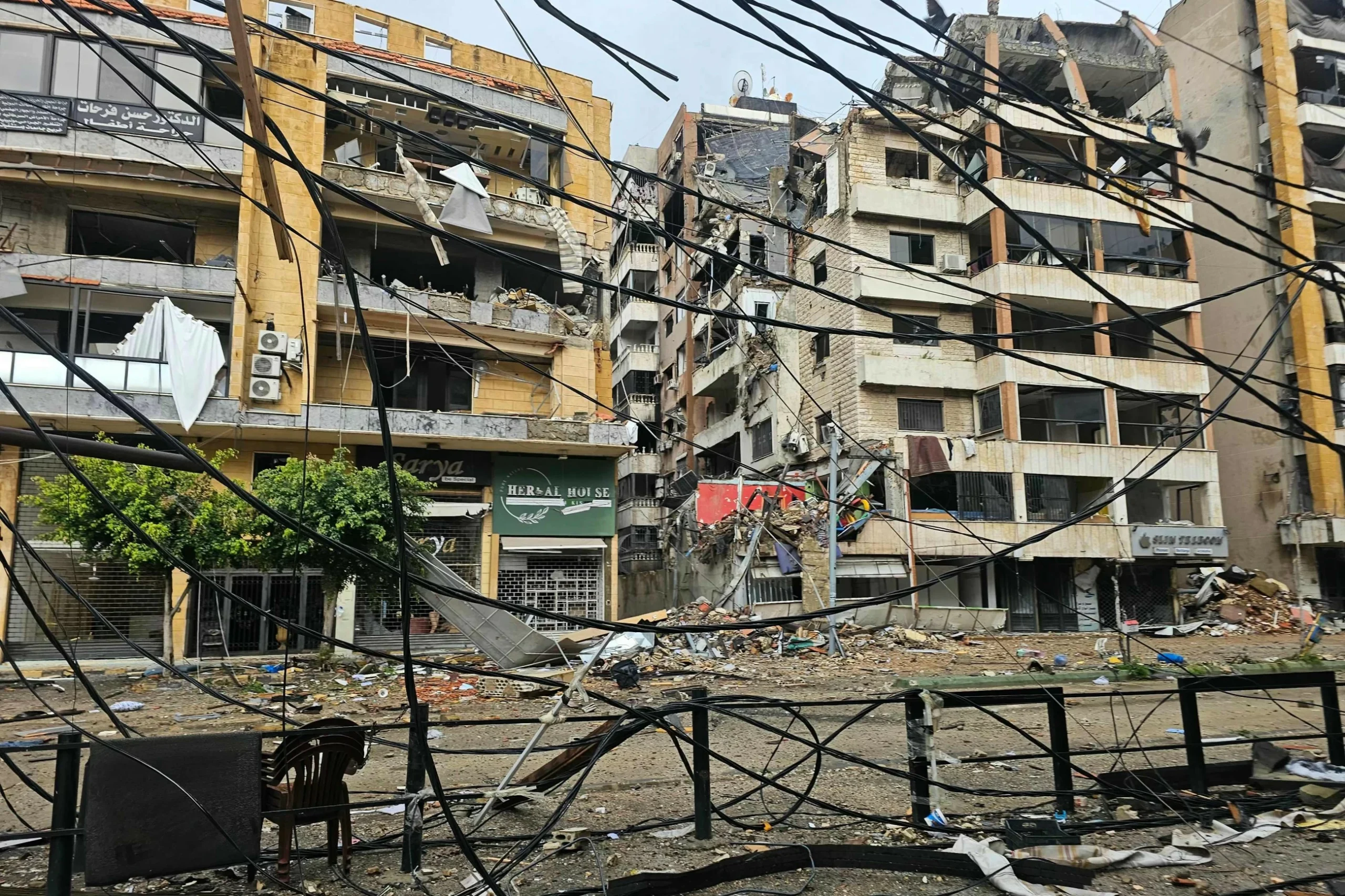 Iran fires missiles at Diego Garcia as US sends thousands…