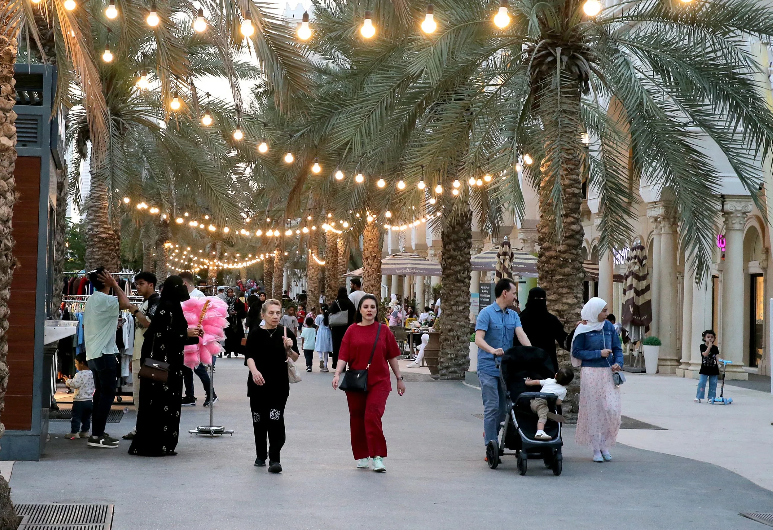 Sharjah’s Al Qasba continues to attract huge crowds on 3r…