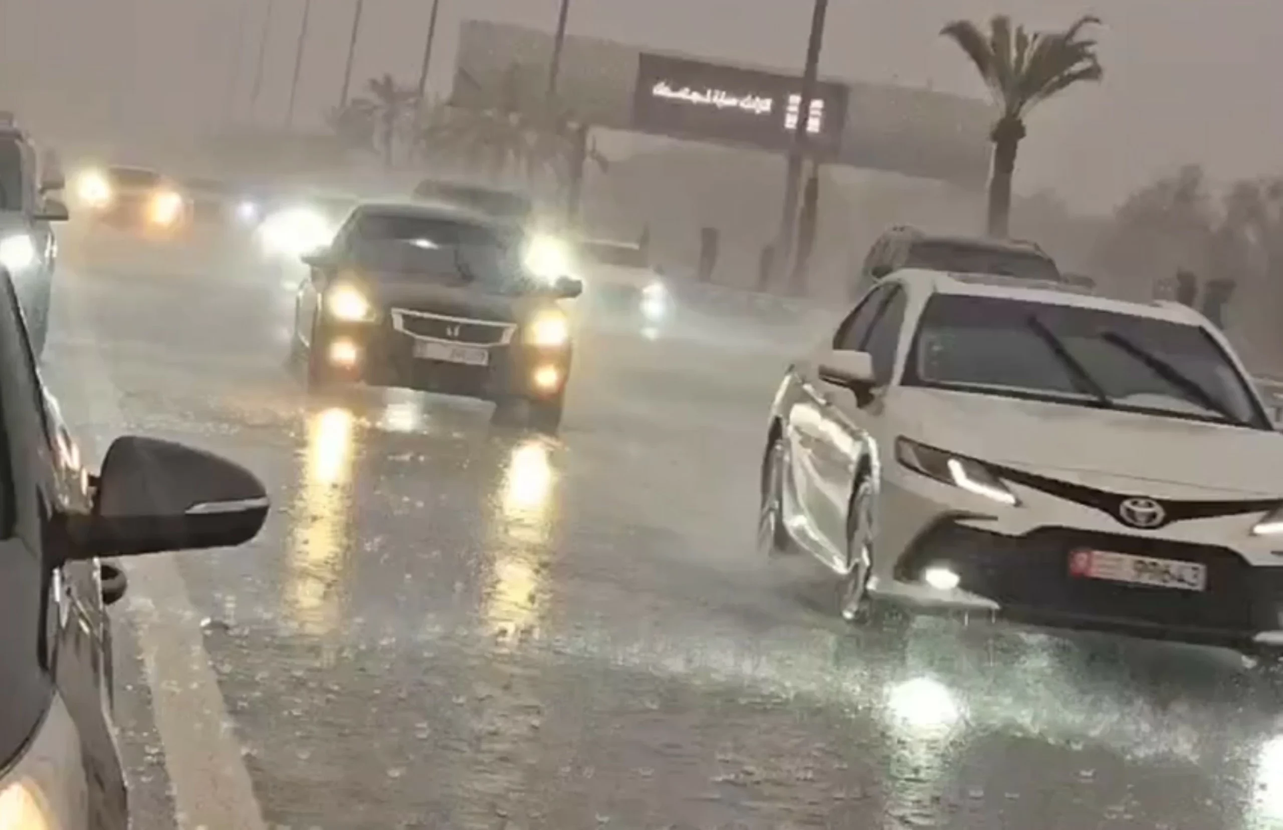 Abu Dhabi sees heavy rain accompanied by lightning, thund…