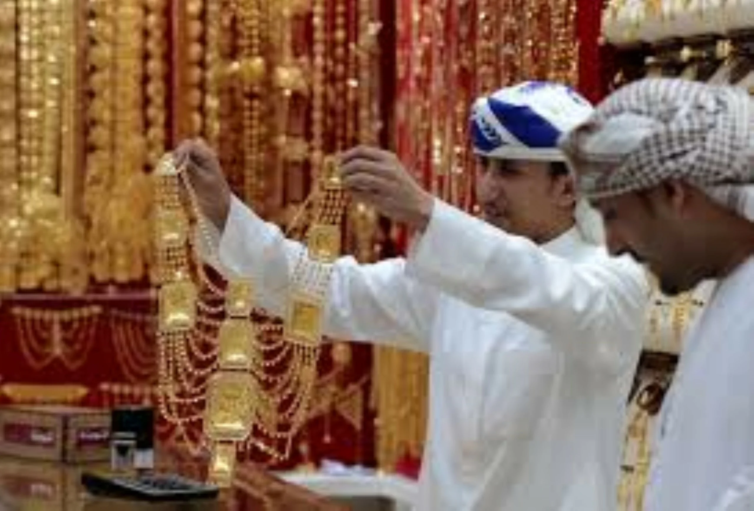 Gold trims losses as to recover from 4-month low