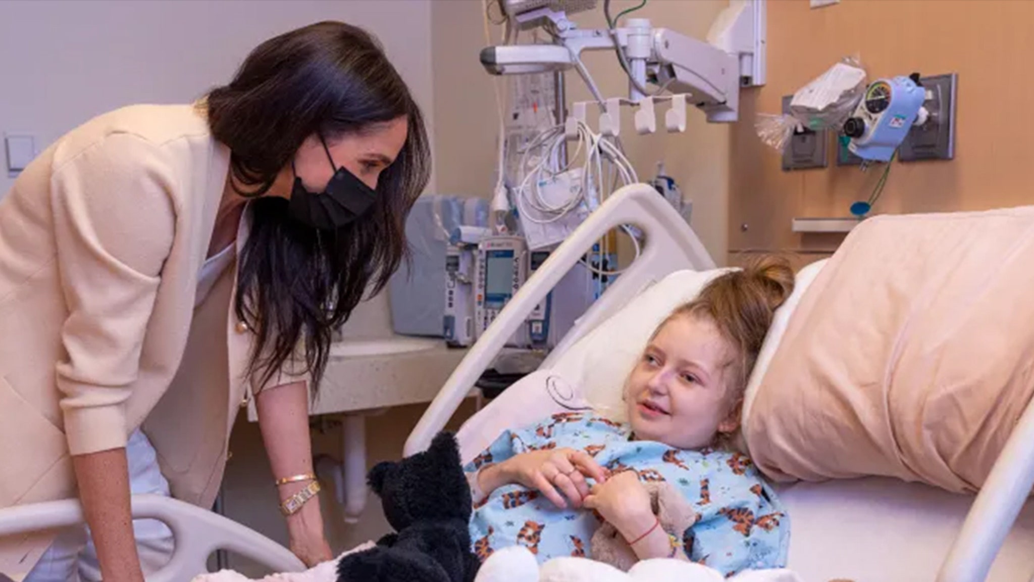 Meghan Markle Surprises Patients at Children’s Hospital in Los Angeles