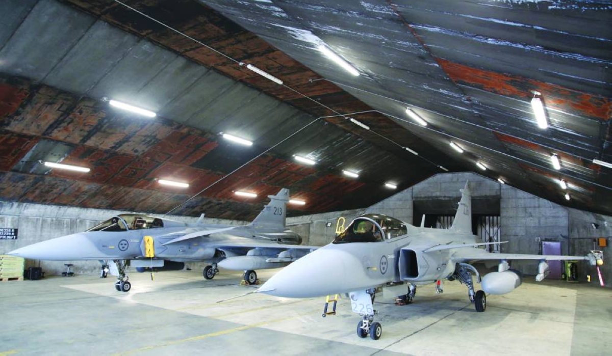 Swedish fighter jets patrol Iceland in show of force over Arctic