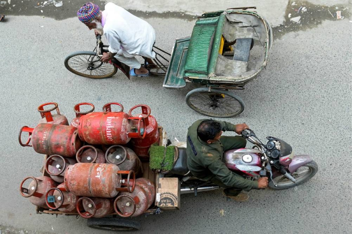 Gas shortages push India’s poor back to wood and coal