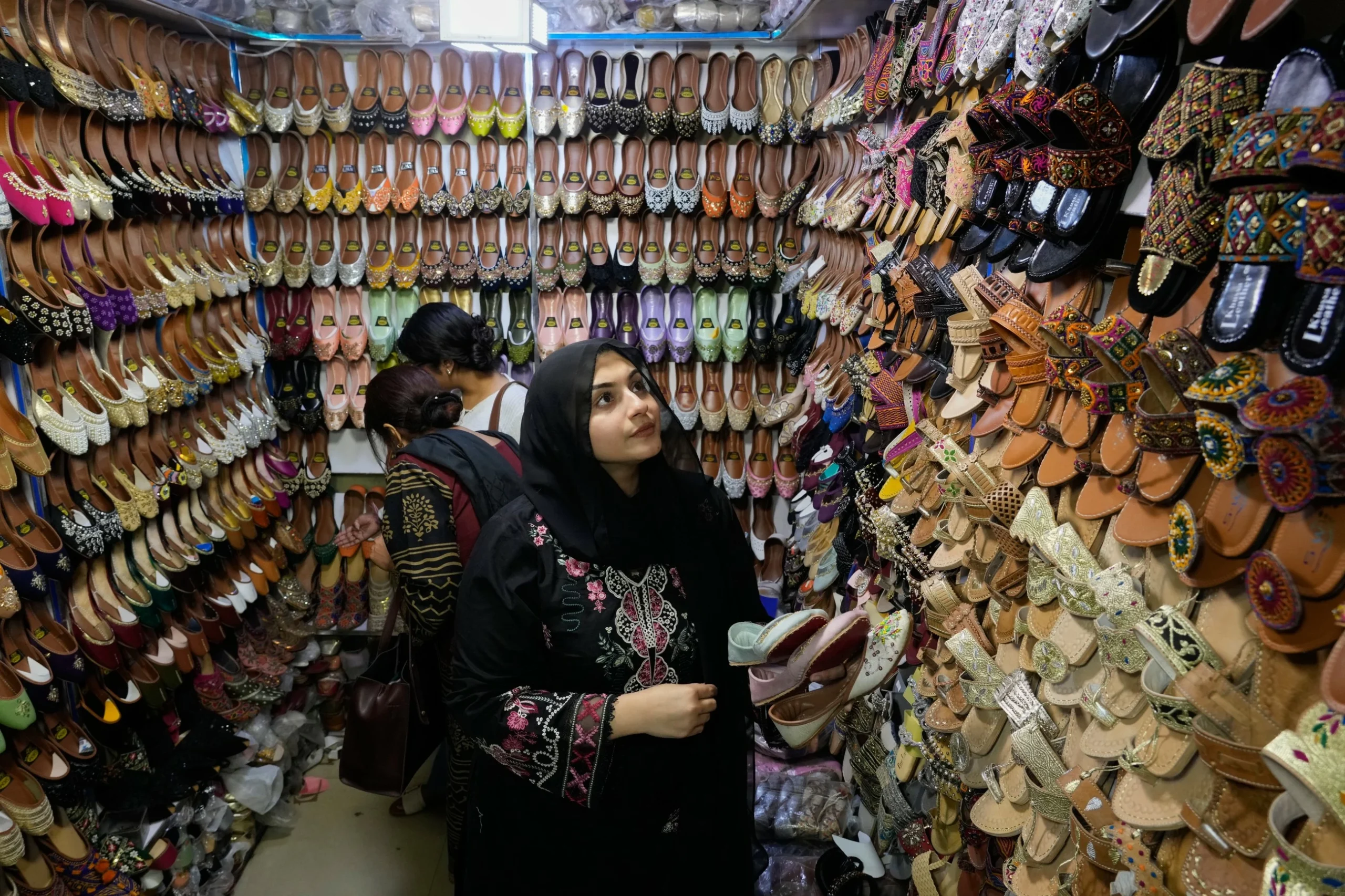 Markets, shopping malls to close at 8:00pm in two Pakista…