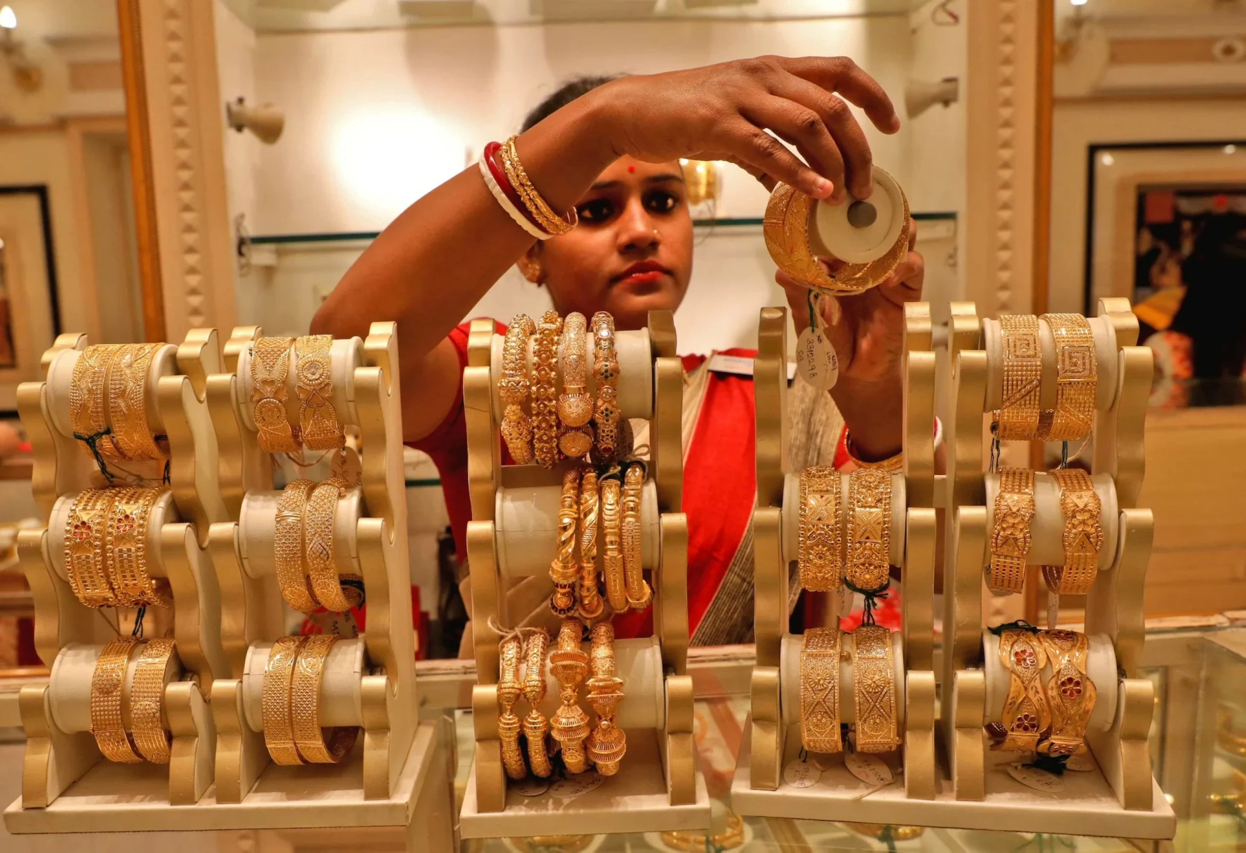 Gold drops as inflation worries linger on failed US-Iran talks