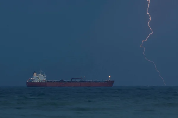 Oil plunges, stocks jumps as Iran declares Hormuz open
