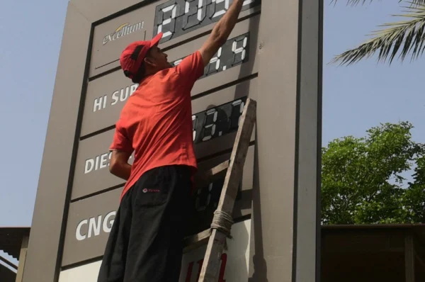 Oil prices dip, stocks rise on lingering Iran peace hopes