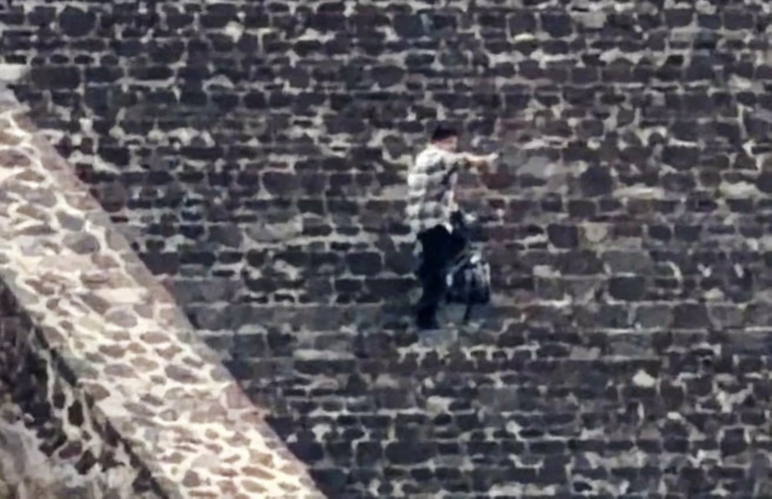 Gunman shoots several tourists at historic pyramid…