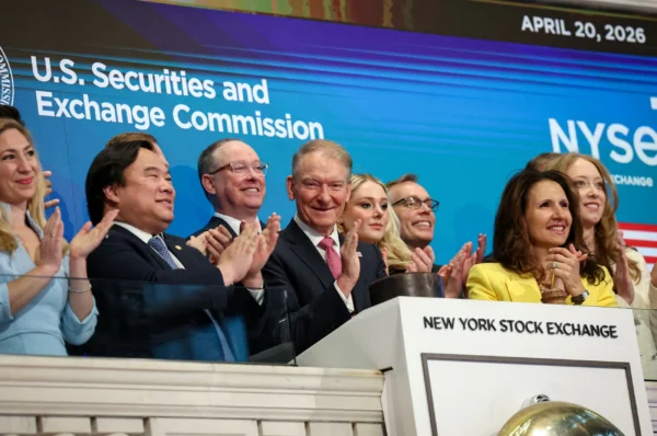 Global stocks rise, oil dips under $100 as Trump extends Iran truce