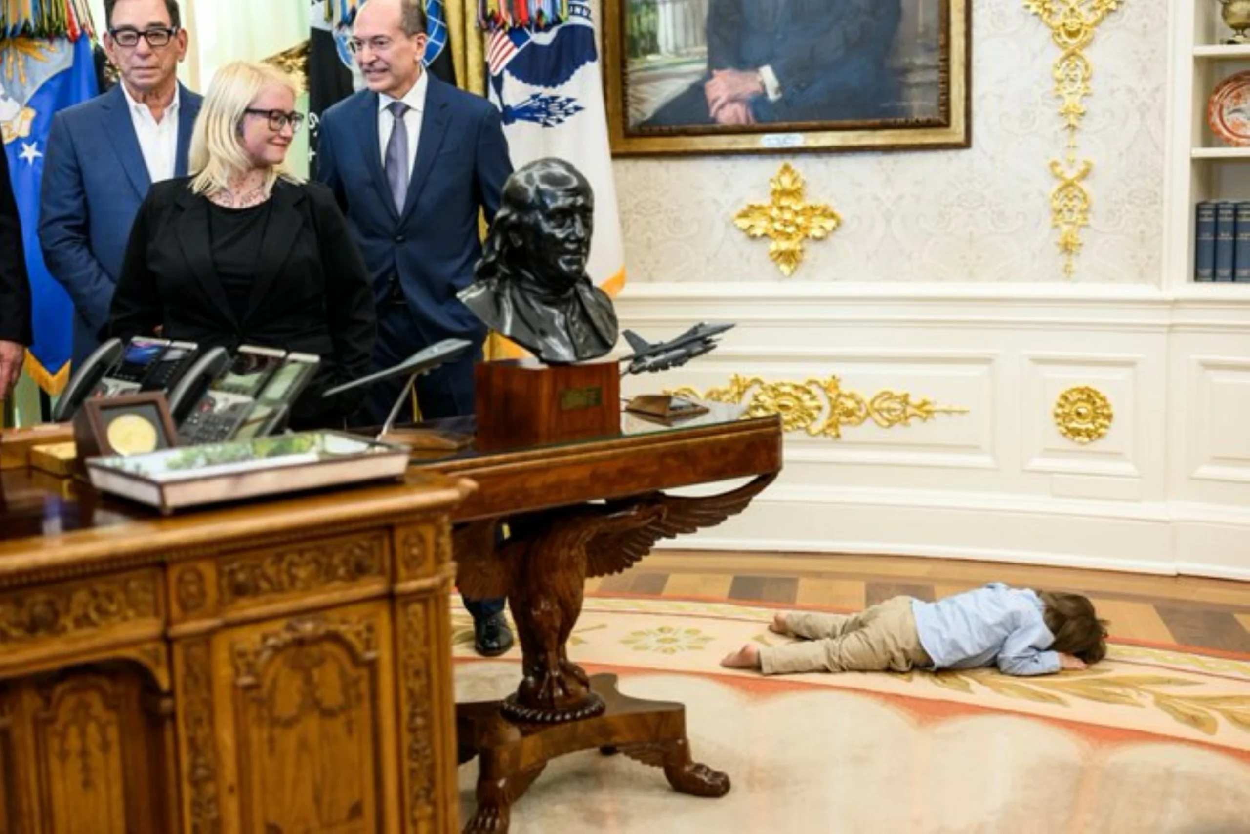 Toddler throwing tantrums in White House steals show duri…