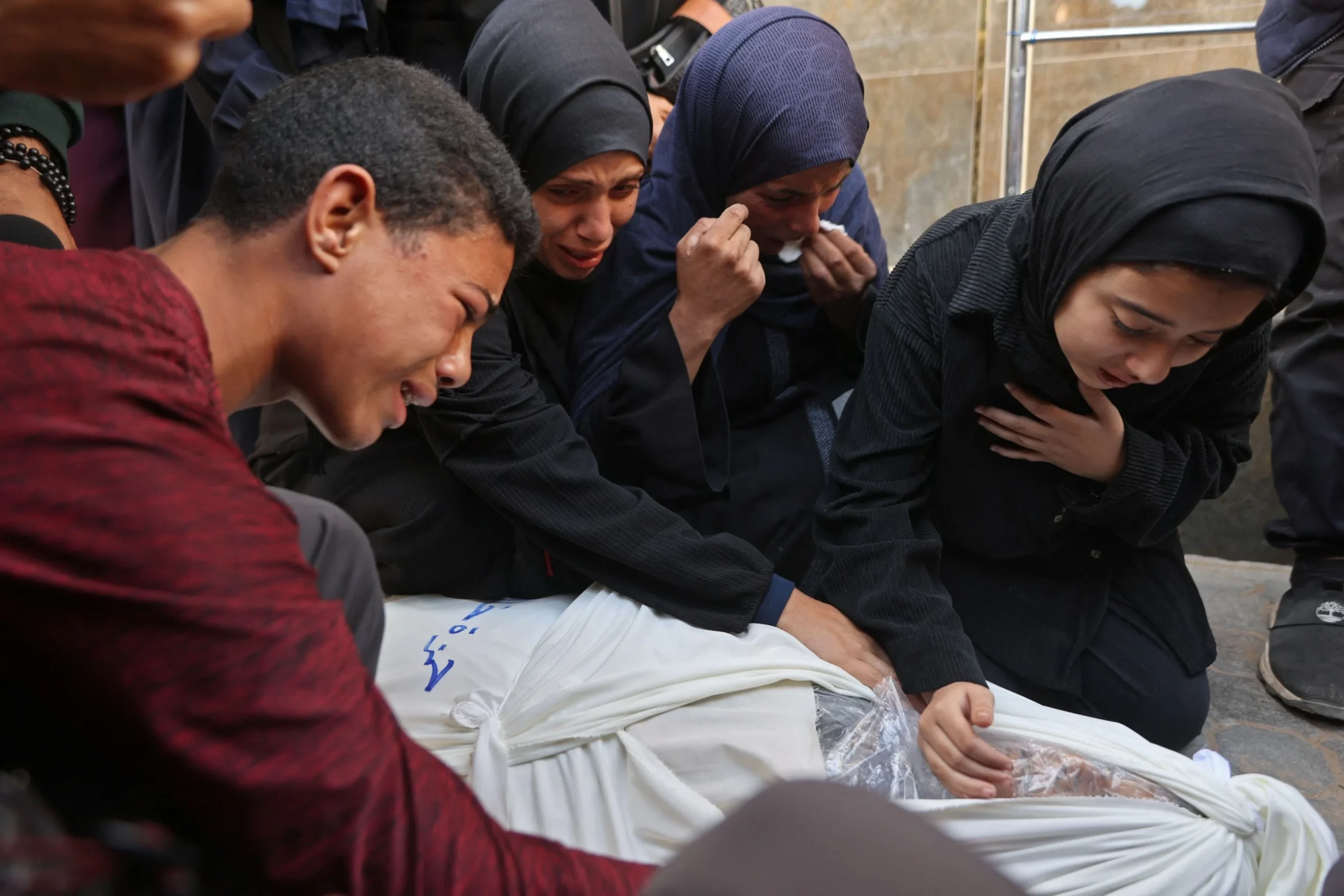 Palestinians hold funerals for pregnant woman and her chi…