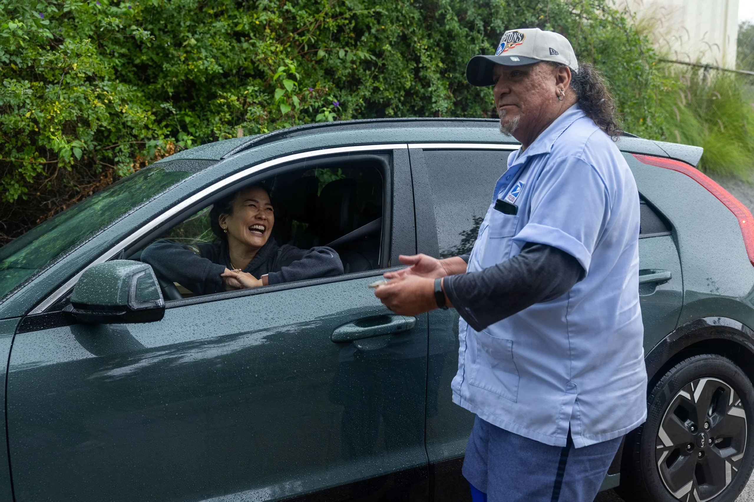 Hundreds gather to celebrate LA mailman’s retirement