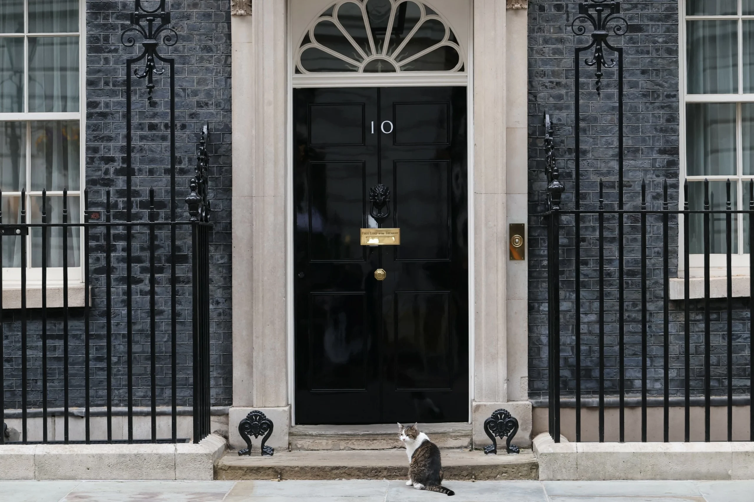 UK PM Starmer tells cabinet he is not quitting