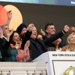 Oil tumbles, global stocks gain as US-Iran deal hopes persist