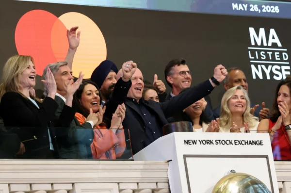 Oil tumbles, global stocks gain as US-Iran deal hopes persist