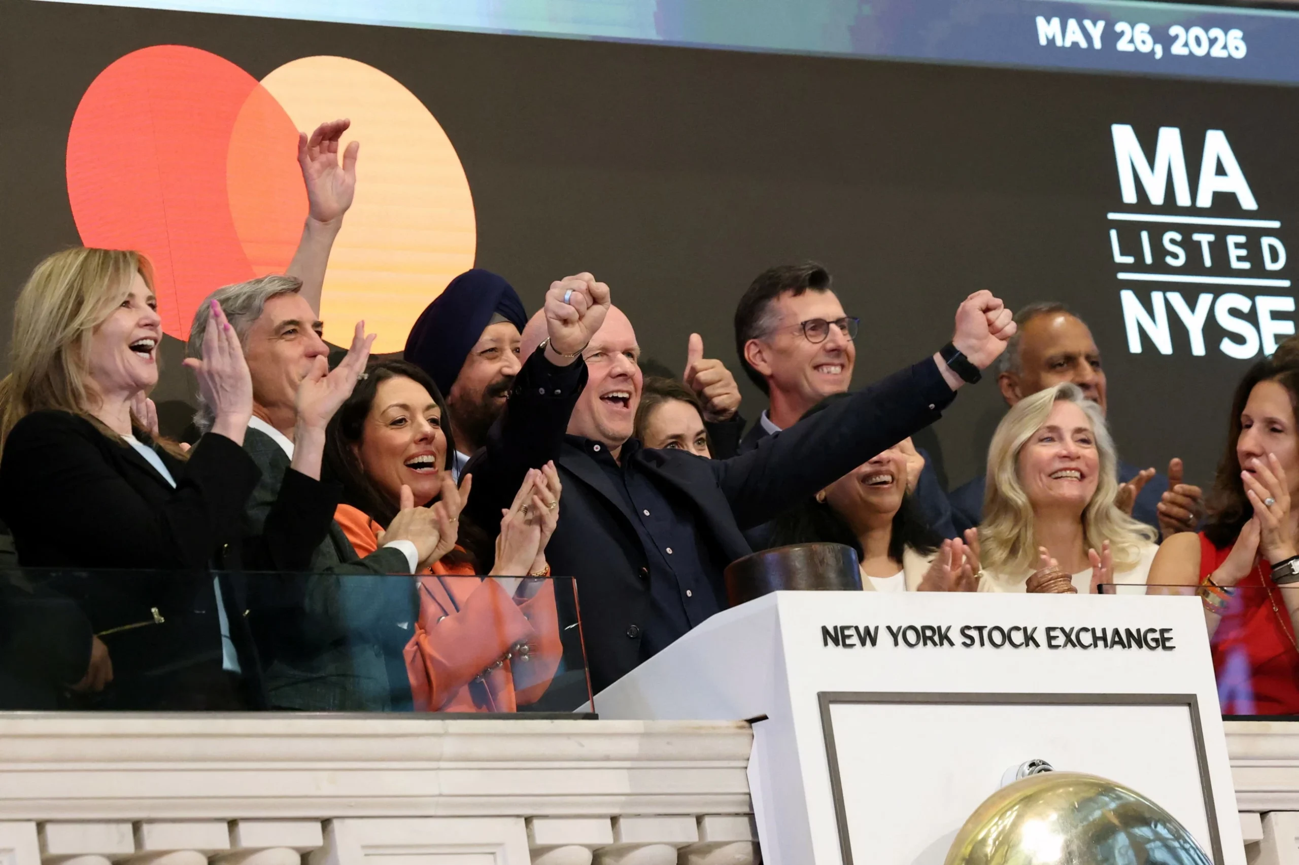 Oil tumbles, global stocks gain as US-Iran deal hopes persist