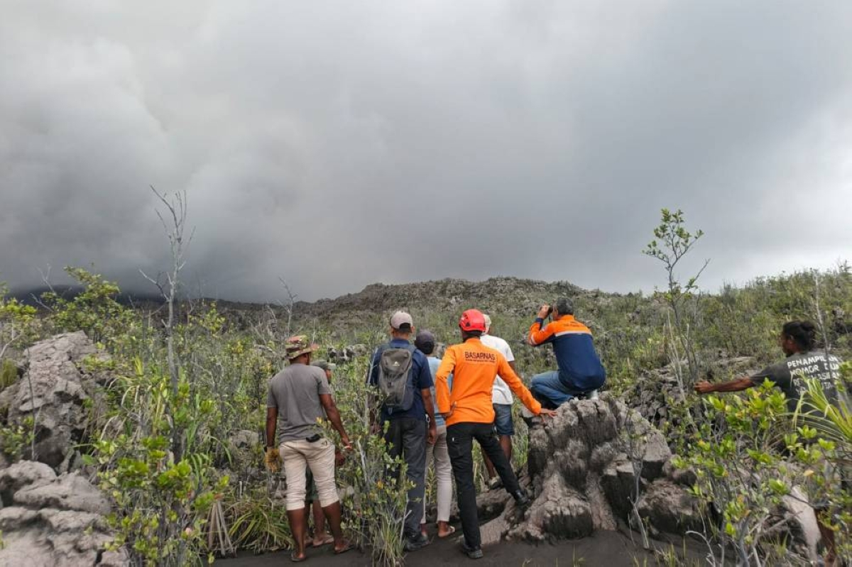 Indonesia rescuers retrieve hiker’s body after volcanic eruption