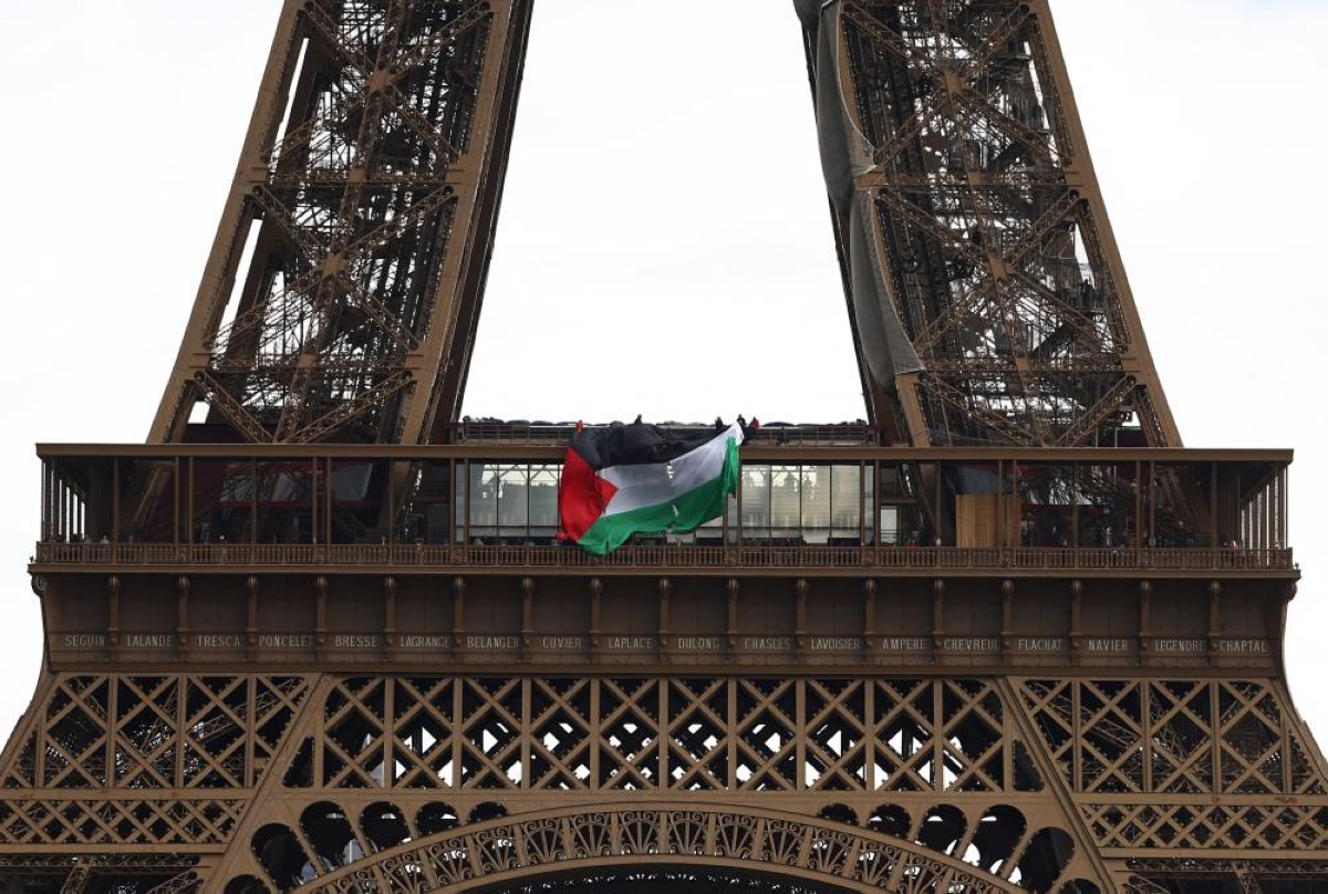 Six arrested for flying Palestinian flag on Eiffel Tower