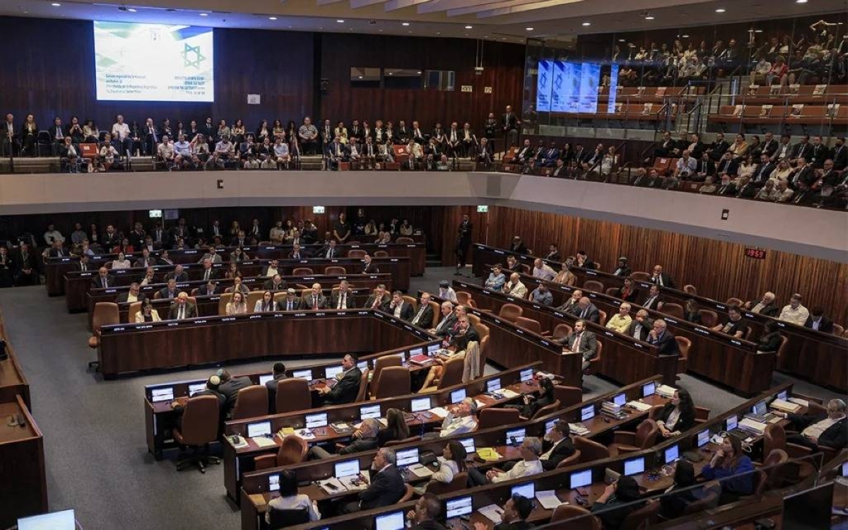 Israeli lawmakers advance bill to dissolve parliament