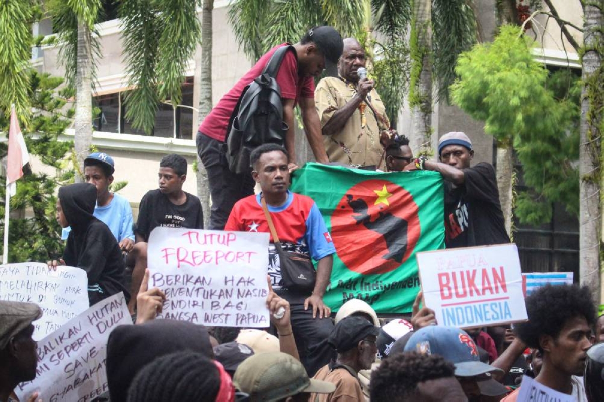 Indonesia says eight miners killed by Papua rebels