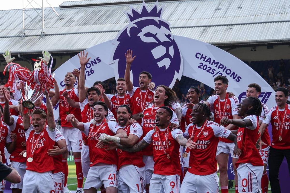 Arsenal lift Premier League trophy after beating Palace