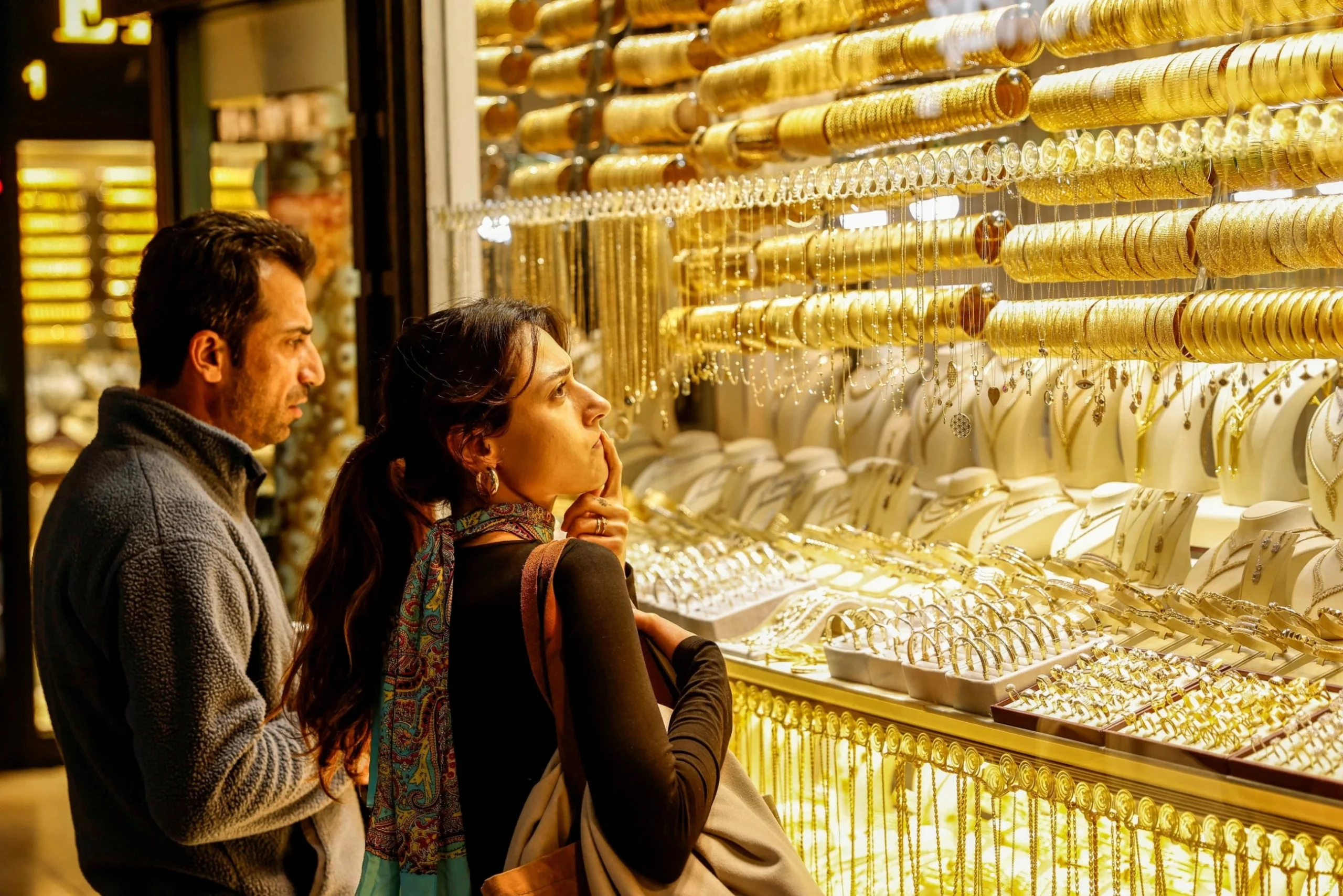 Gold extends losses on US interest rate-hike fears