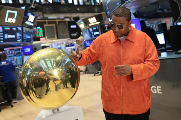 Global stocks rebound, oil wavers as traders weigh Iran, rates outlook