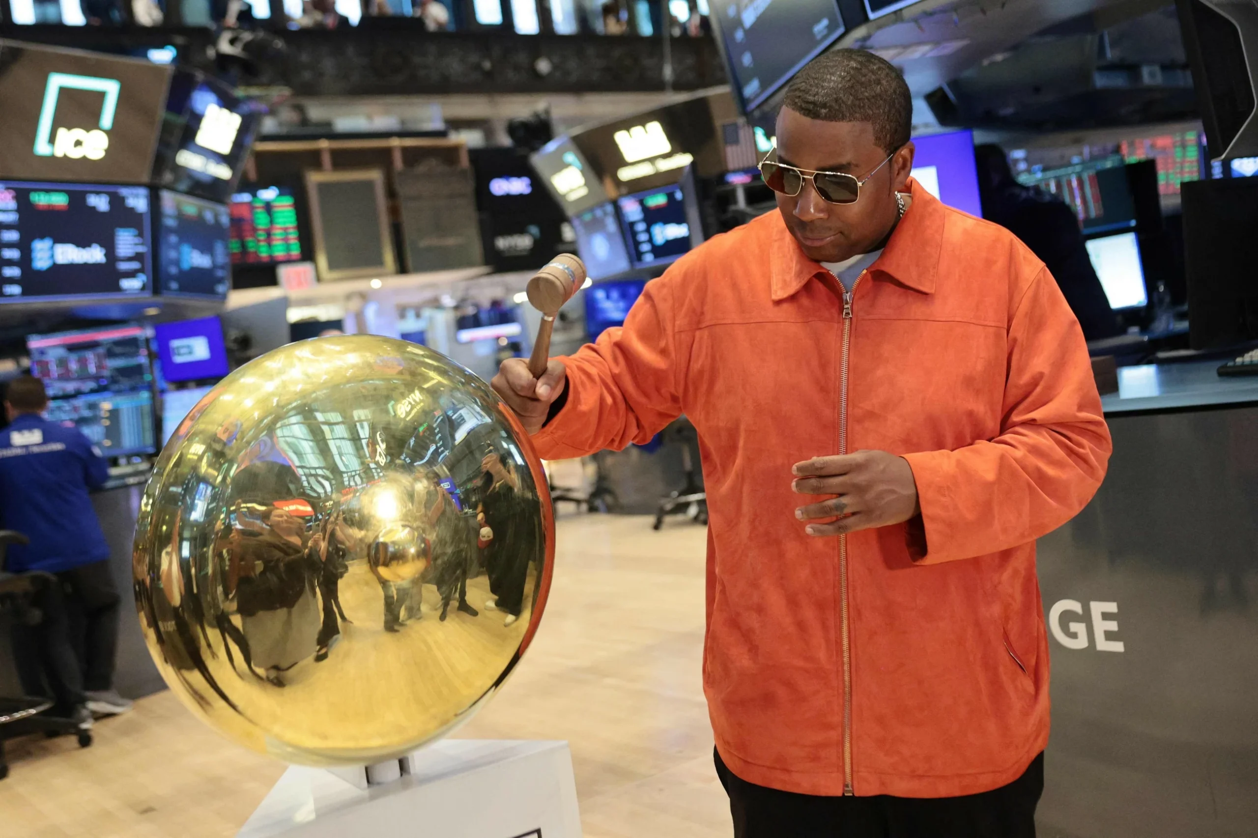Global stocks rebound, oil wavers as traders weigh Iran, rates outlook