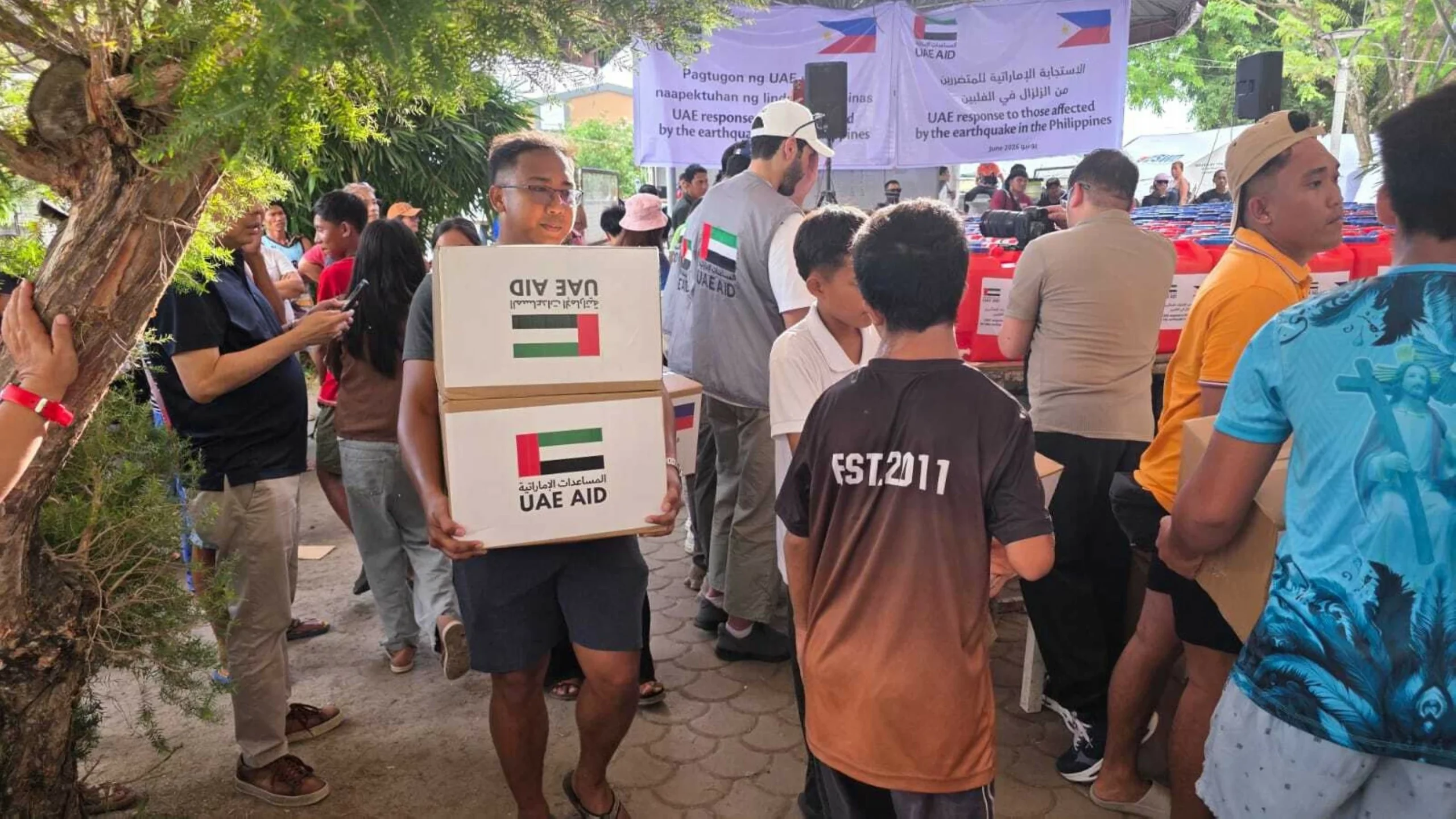 UAE sends 700 food parcels and 500 gallons of water to su…