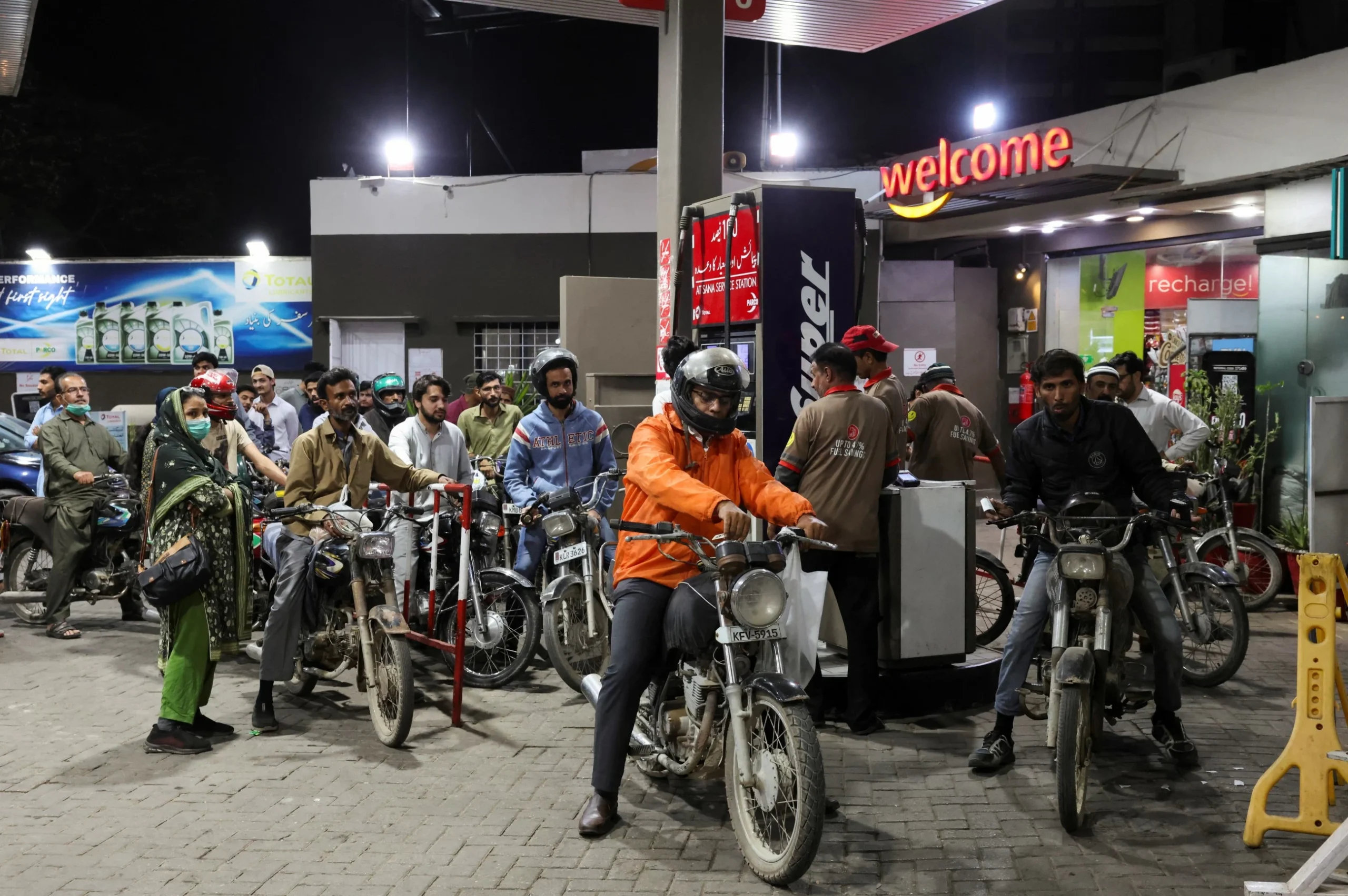 Pakistan’s PM Shahbaz announces reduction i…