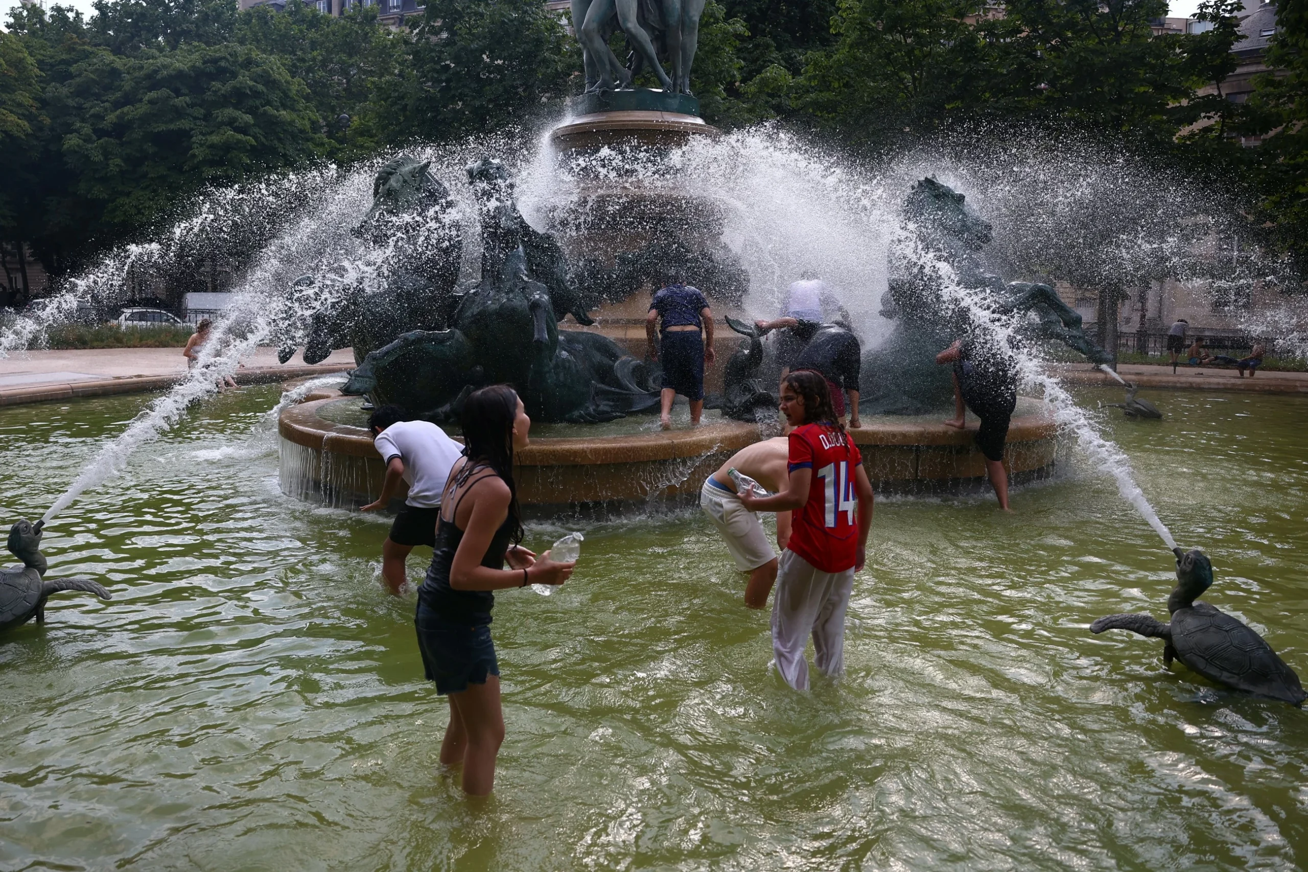 Europe swelters under heatwave, prompting crisis talks in France