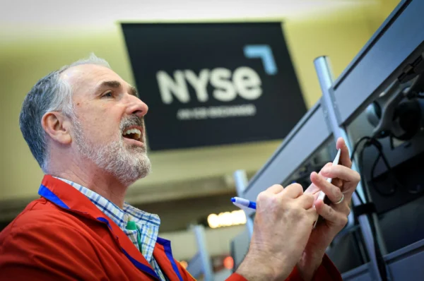 Global stocks bounce back after tech rout, Brent falls below $75