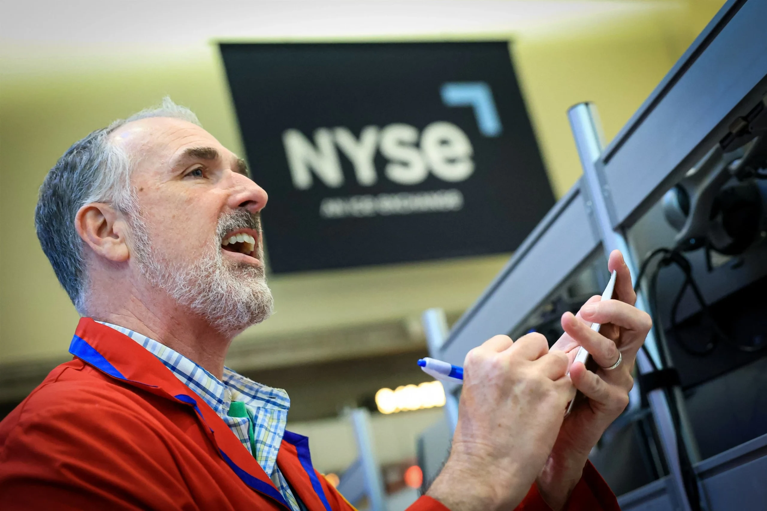 Global stocks bounce back after tech rout, Brent falls below $75