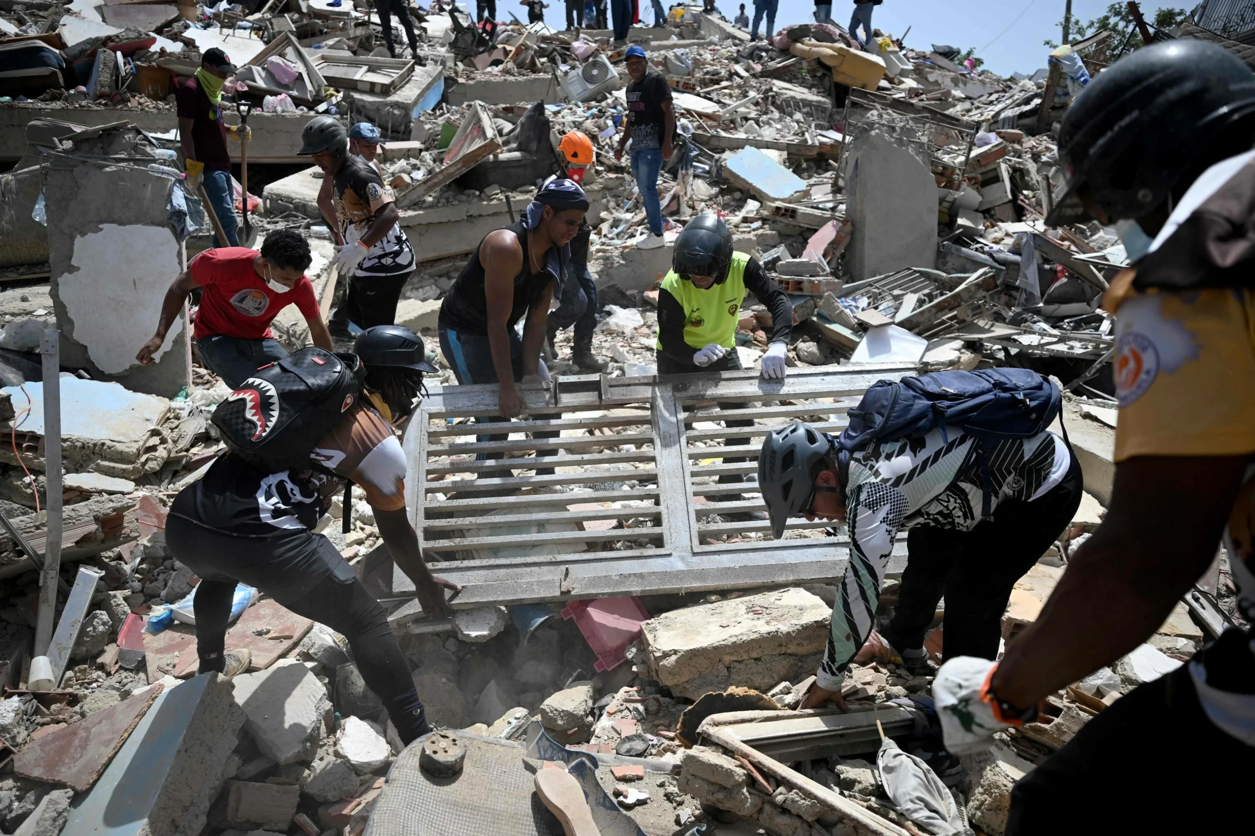Venezuela earthquakes kill nearly 1,000, tens of thousands missing