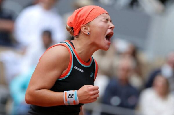 Shnaider stuns Sabalenka at windy French Open to make semi-finals