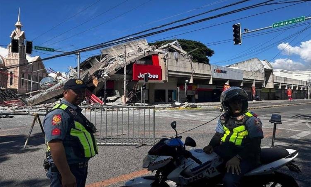 Major quake off Philippines kills at least 31, dozen still missing