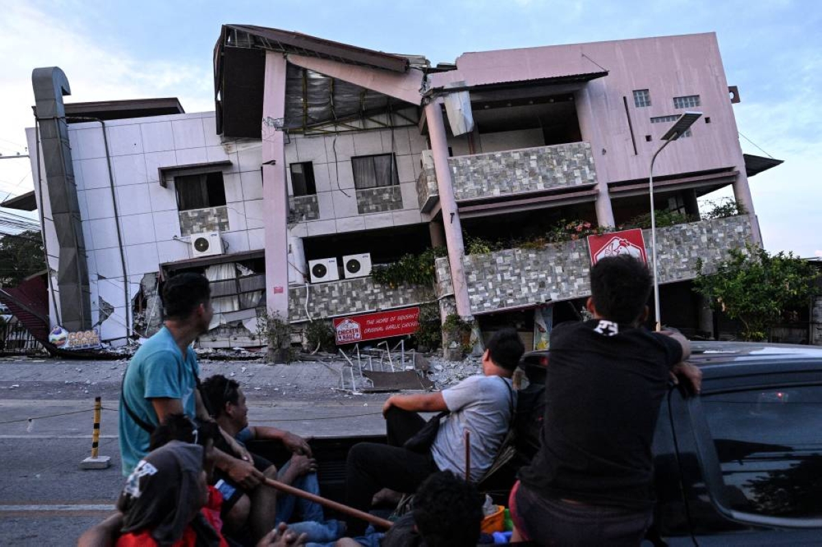 Rescuers race to reach trapped after powerful quake in southern Philippines