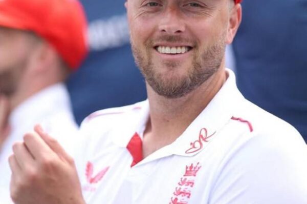 England’s Robinson in doubt for second Test due to knee injury
