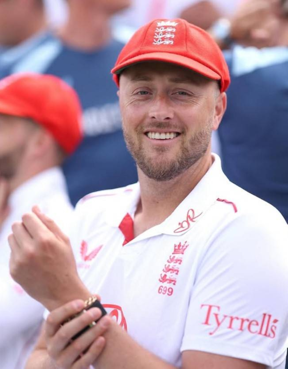 England’s Robinson in doubt for second Test due to knee injury