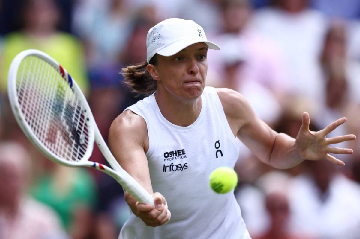 Defending champion Swiatek struggles to emotional first-round victory