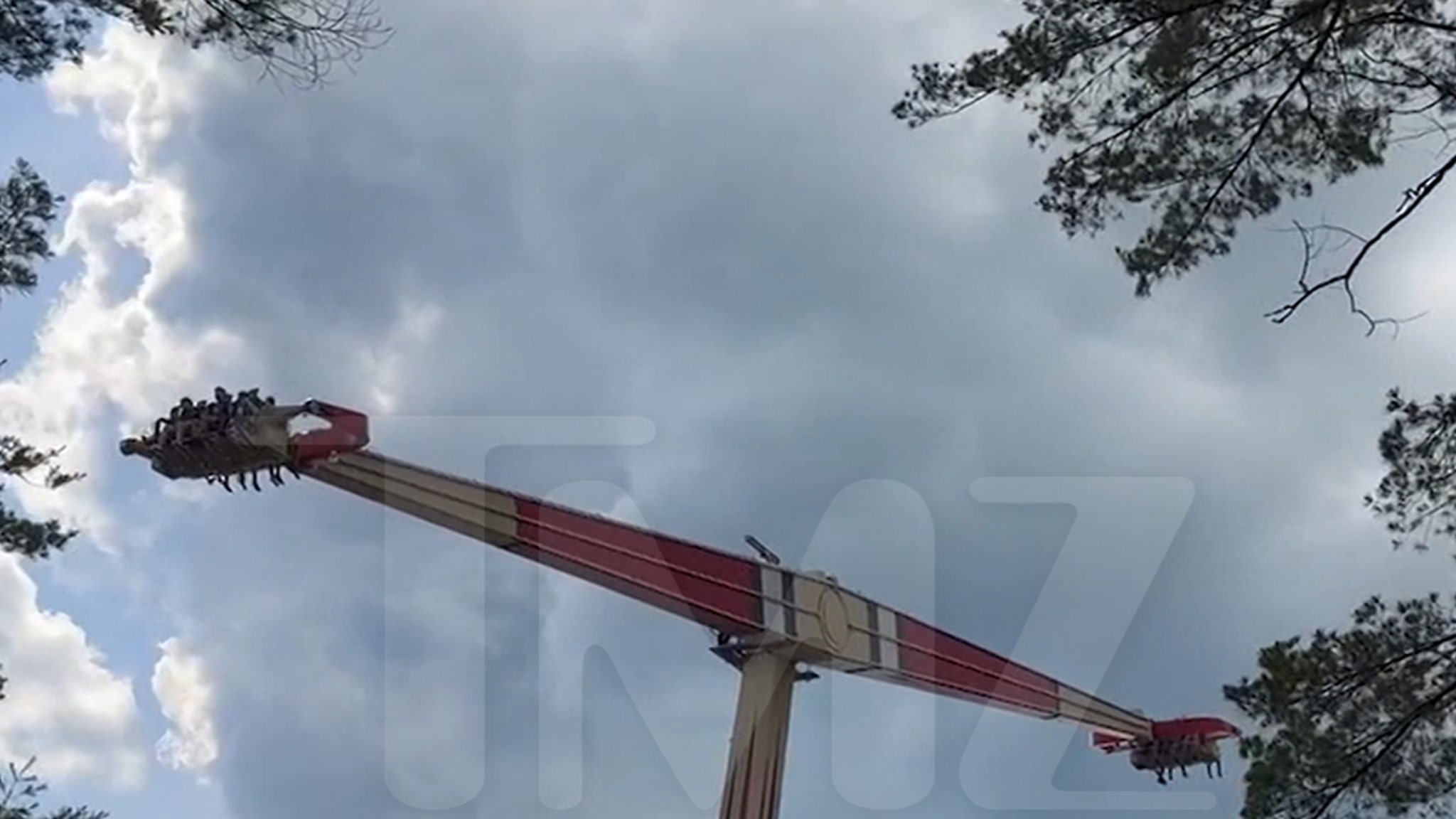 Six Flags Attraction Gets Jammed Mid-Ride, People Stuck in Air for Half an Hour