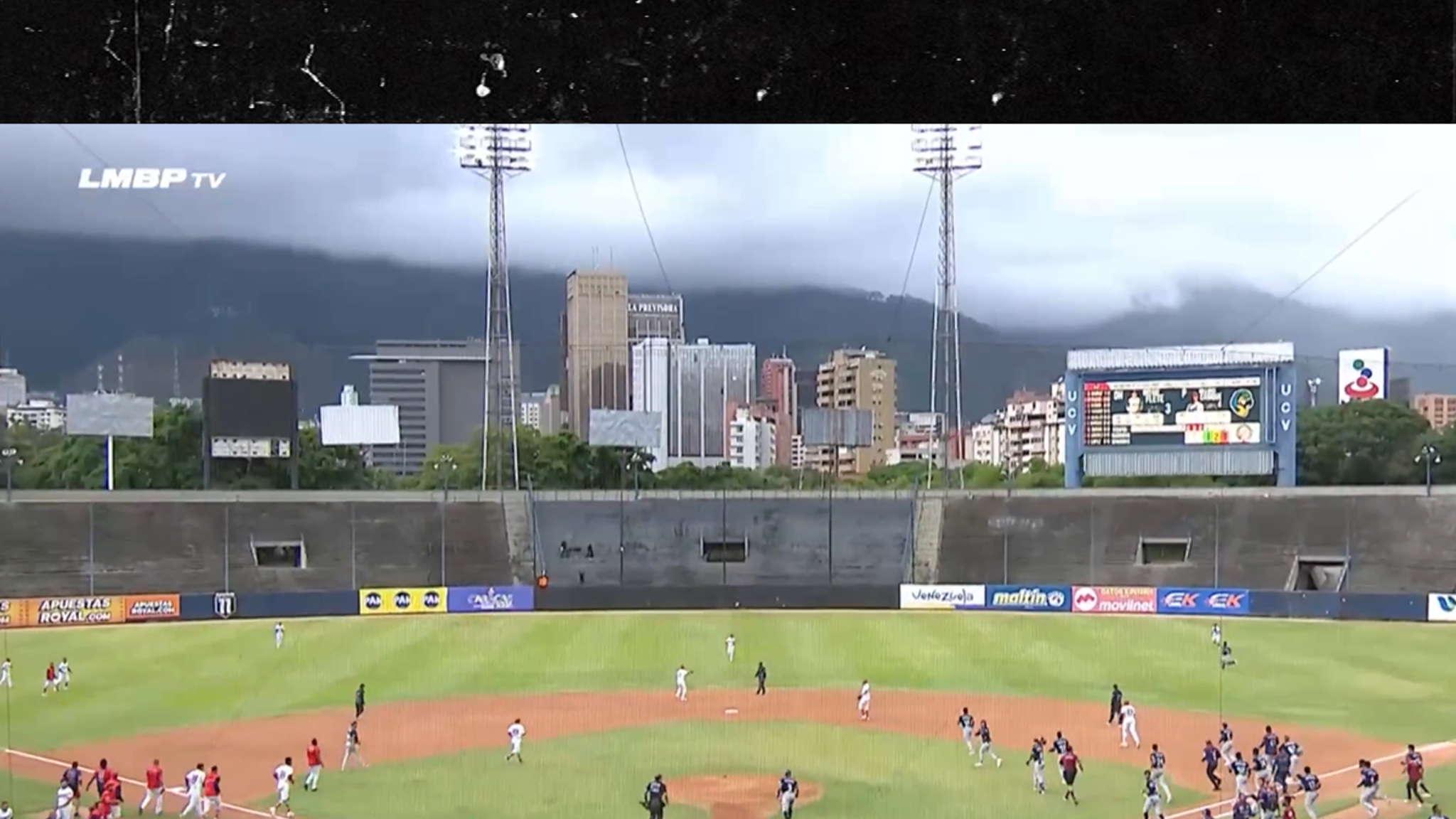 Venezuela Earthquake Shakes Baseball Stadium, Sends Players Running, on Video