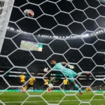Mexico ends a 40-year knockout drought, beats Ecuador 2-0…