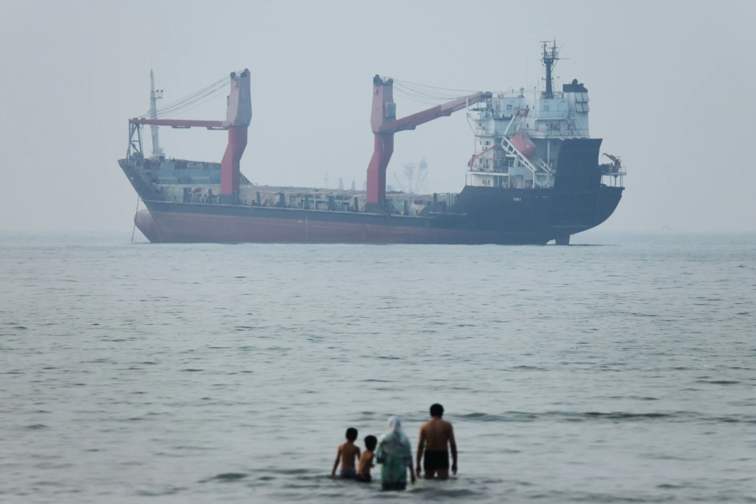 Ship runs aground in Strait of Hormuz